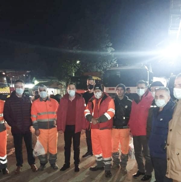 ДИРЕКТОРОТ НА ЈП КОМУНАЛНА ХИГИЕНА-СКОПЈЕ ЈА ПРЕЧЕКА НОВАТА ГОДИНА ЗАЕДНО СО РАБОТНИЦИТЕ ОД ТРЕТАТА СМЕНА